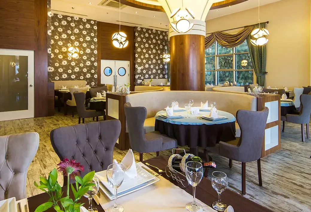 Restauracja i jedzenie w hotelu Dizalya Palm Garden