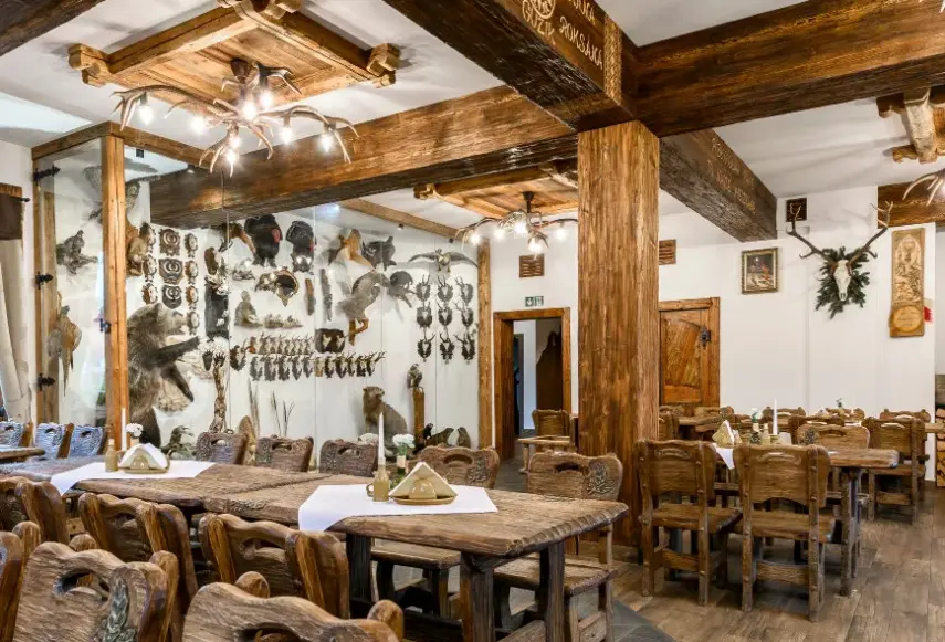 Restauracja i jedzenie w hotelu Dworek Myśliwski Hubert