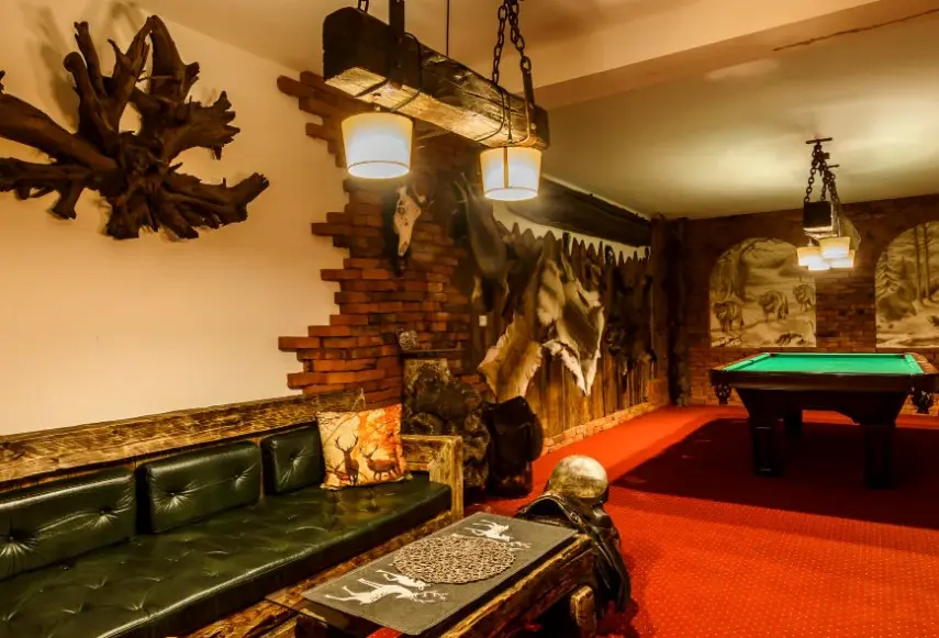 Lobby hotelu Dworek Myśliwski Hubert