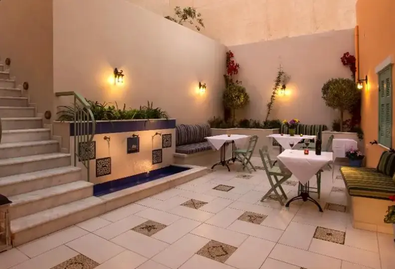 Restauracja i jedzenie w hotelu Efchi Suites 1904