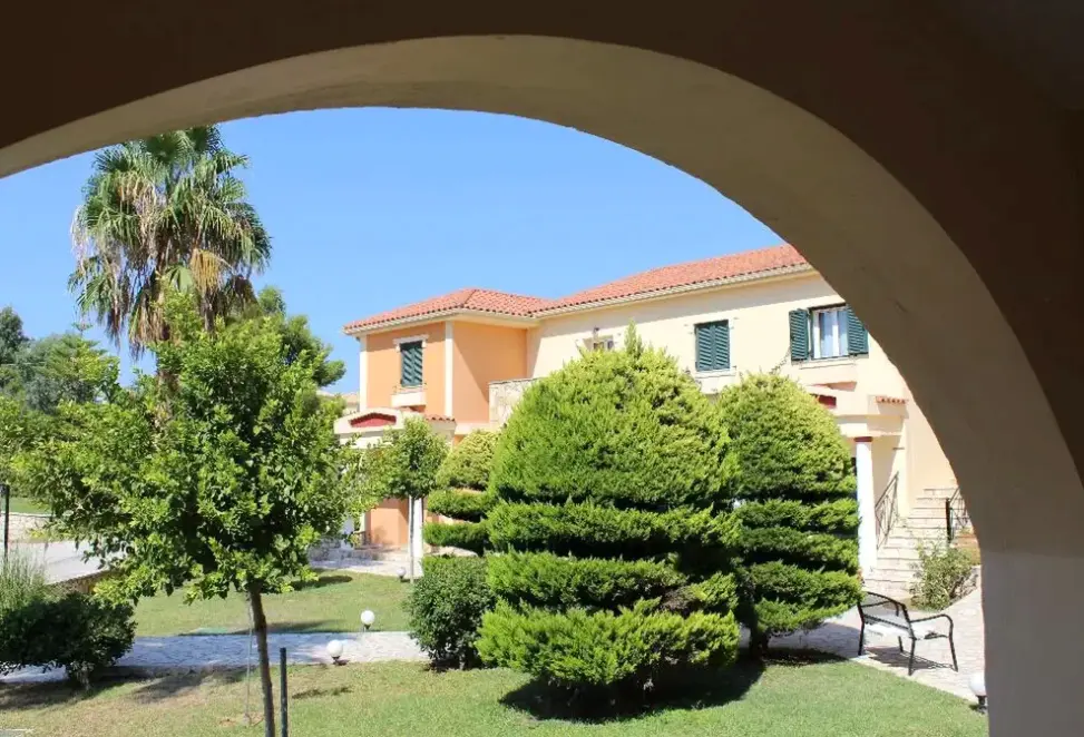 Widok z hotelu Elanthi Village