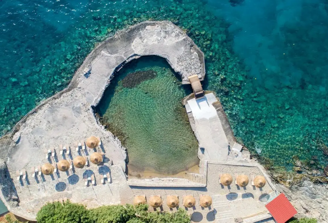 Plaża przy hotelu Elounda Breeze Resort (ex Aqua Sol Resort)