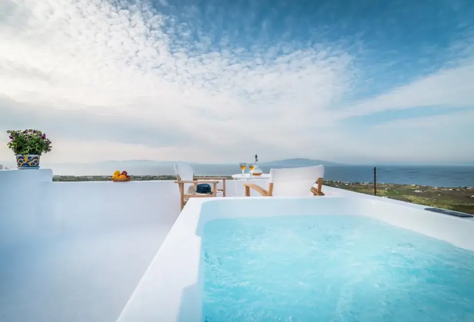 Basen w hotelu Fava Eco Suites