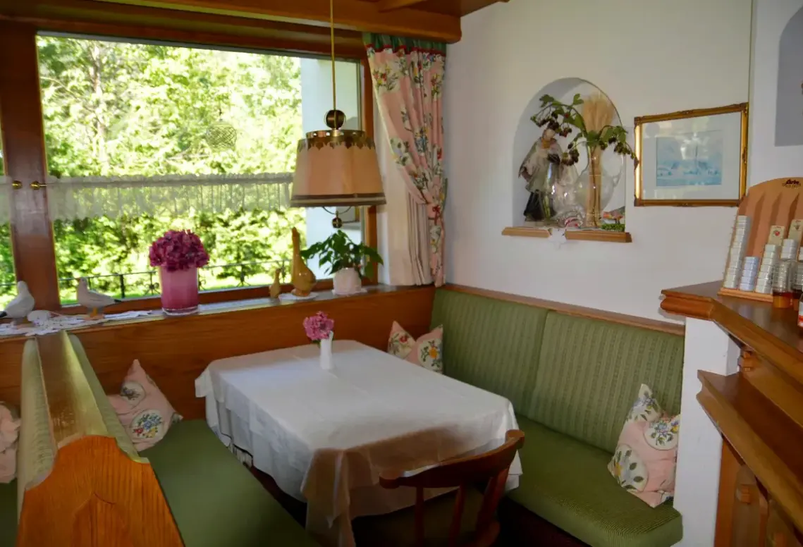 Restauracja i jedzenie w hotelu Gastehaus Larchenheim