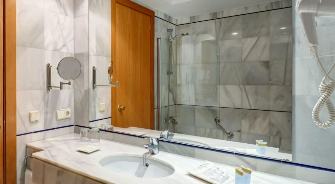 Łazienka w pokoju hotelu Girasol
