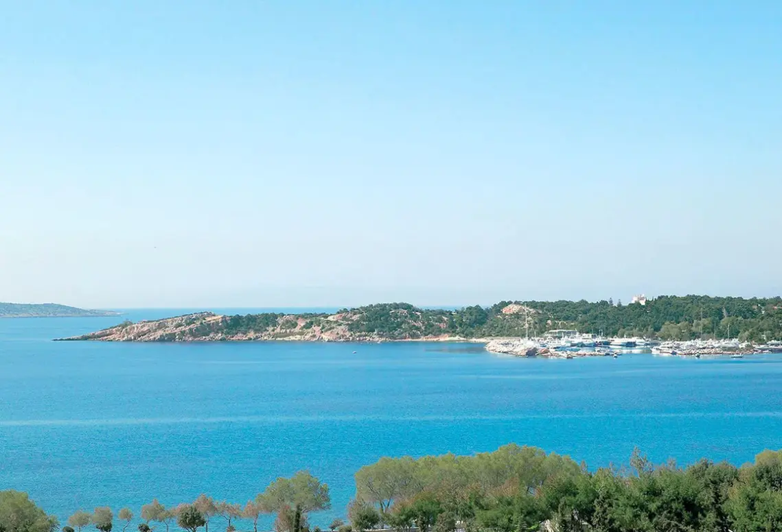 Widok z hotelu Grecotel The Roc Club (ex. Grecotel Vouliagmeni Suites)