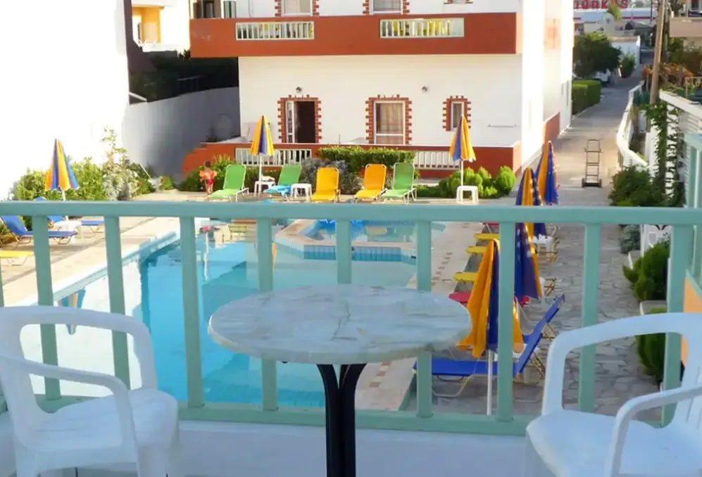 Basen w hotelu Haris Apartaments (Kokkini Hani)