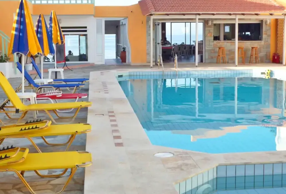 Basen w hotelu Haris Apartaments (Kokkini Hani)