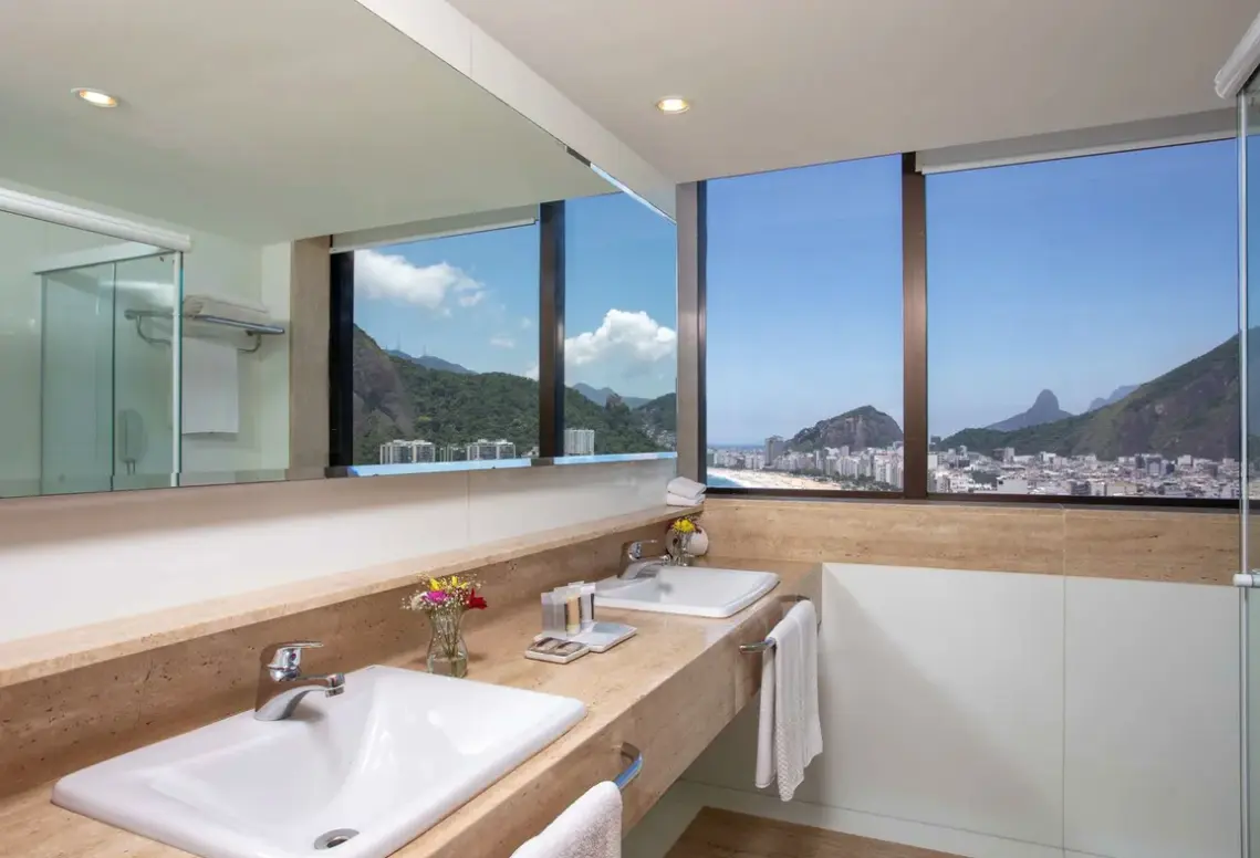 Łazienka w pokoju hotelu Hilton Copacabana (ex. Windsor Atlantica)