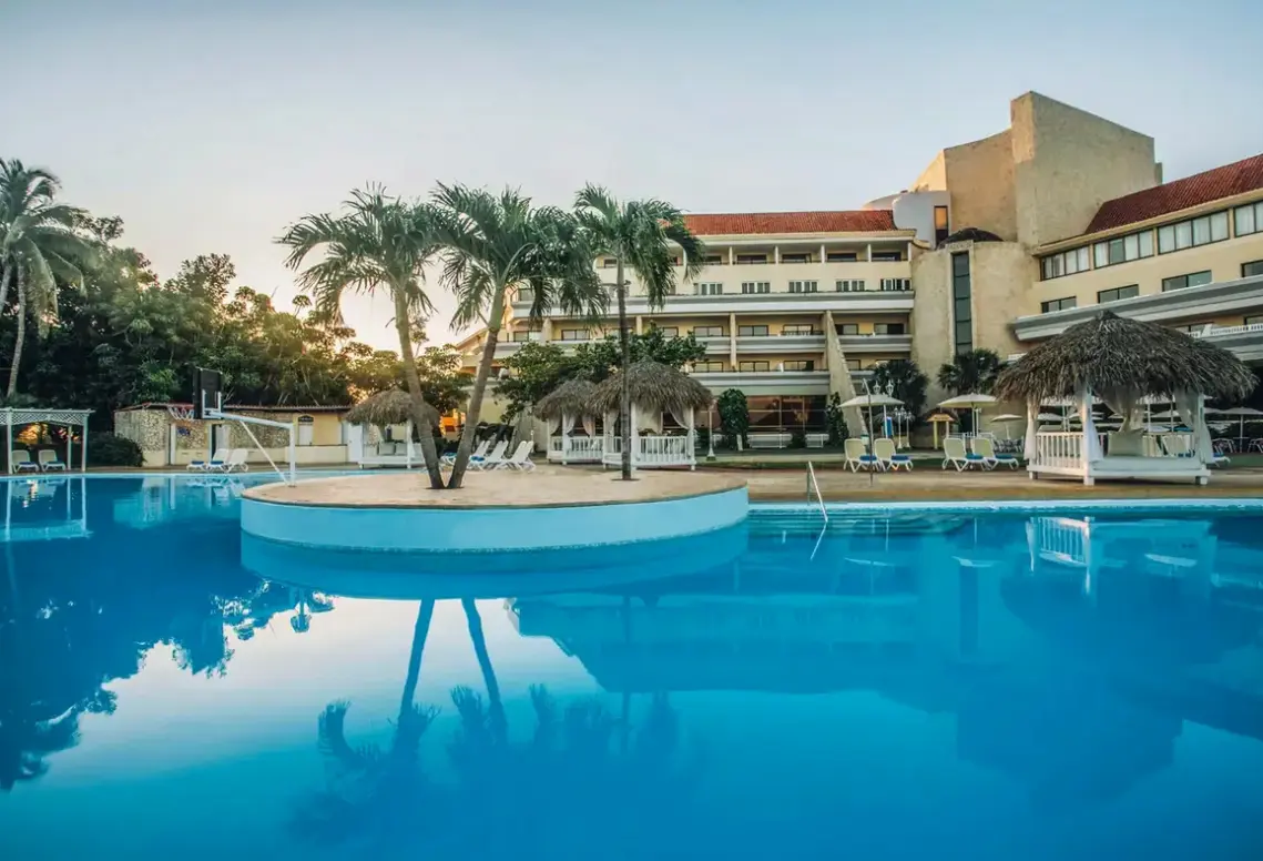 Basen w hotelu Iberostar Origin Bella Costa (ex. Cubanacan Bella Costa)