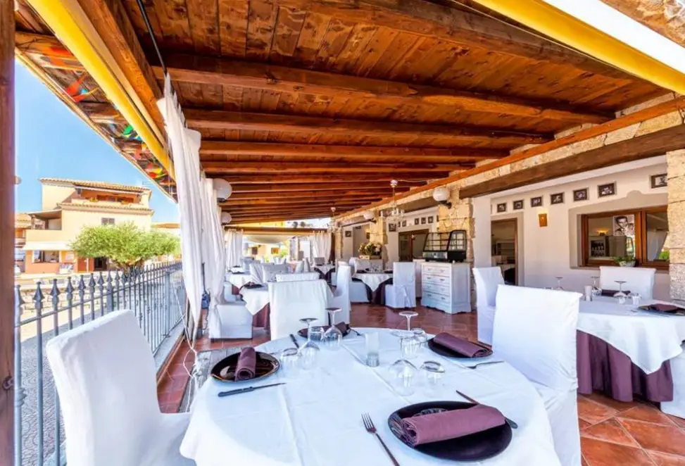 Restauracja i jedzenie w hotelu Il Faro di Molara