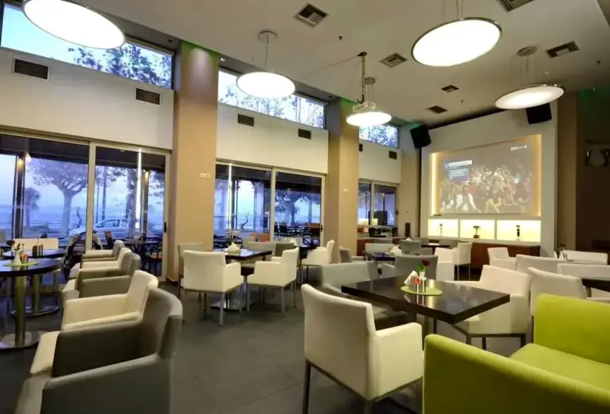 Basen w hotelu Infinity Philippion