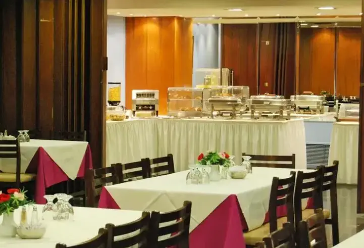 Restauracja i jedzenie w hotelu Iniohos Hotel