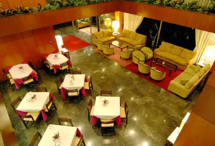 Restauracja i jedzenie w hotelu Iniohos Hotel