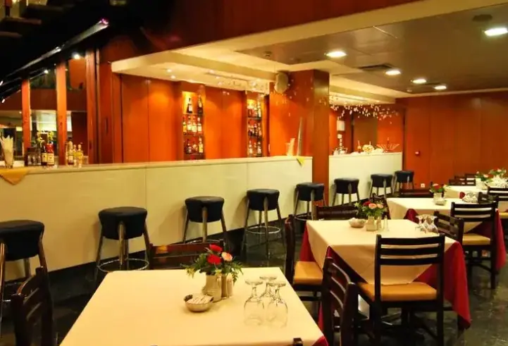 Restauracja i jedzenie w hotelu Iniohos Hotel