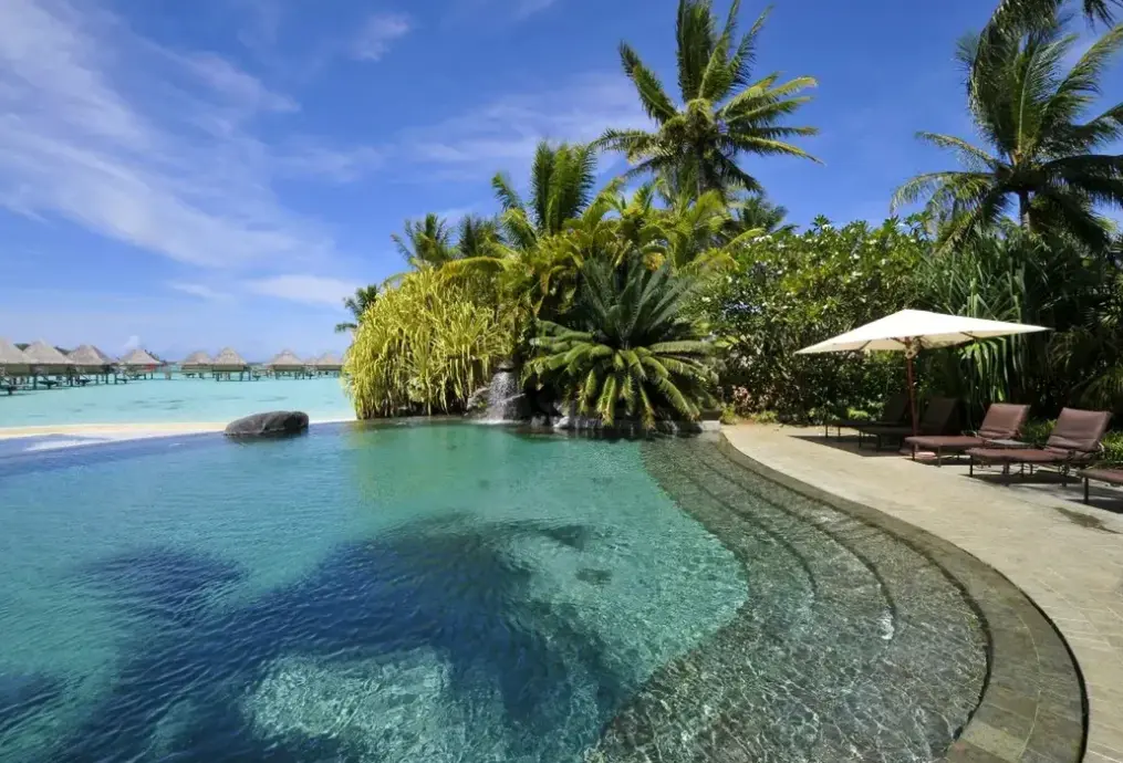 Basen w hotelu InterContinental Le Moana Resort Bora
