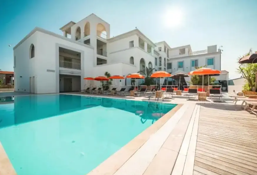 Basen w hotelu Jazz (Olbia)
