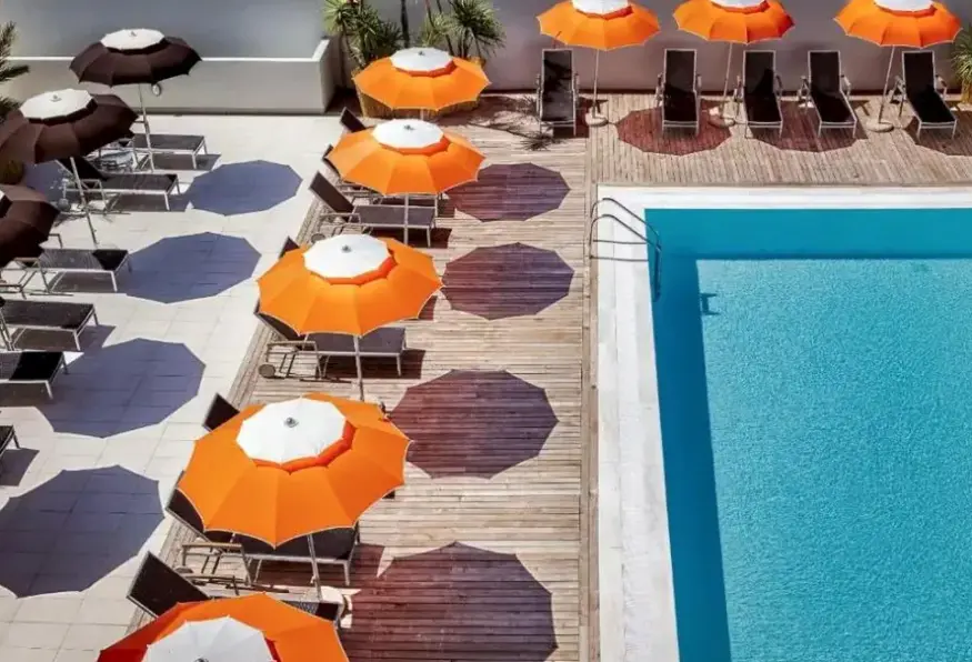 Basen w hotelu Jazz (Olbia)
