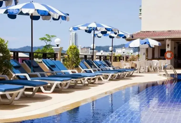 Basen w hotelu Jiraporn Hill Resort Patong