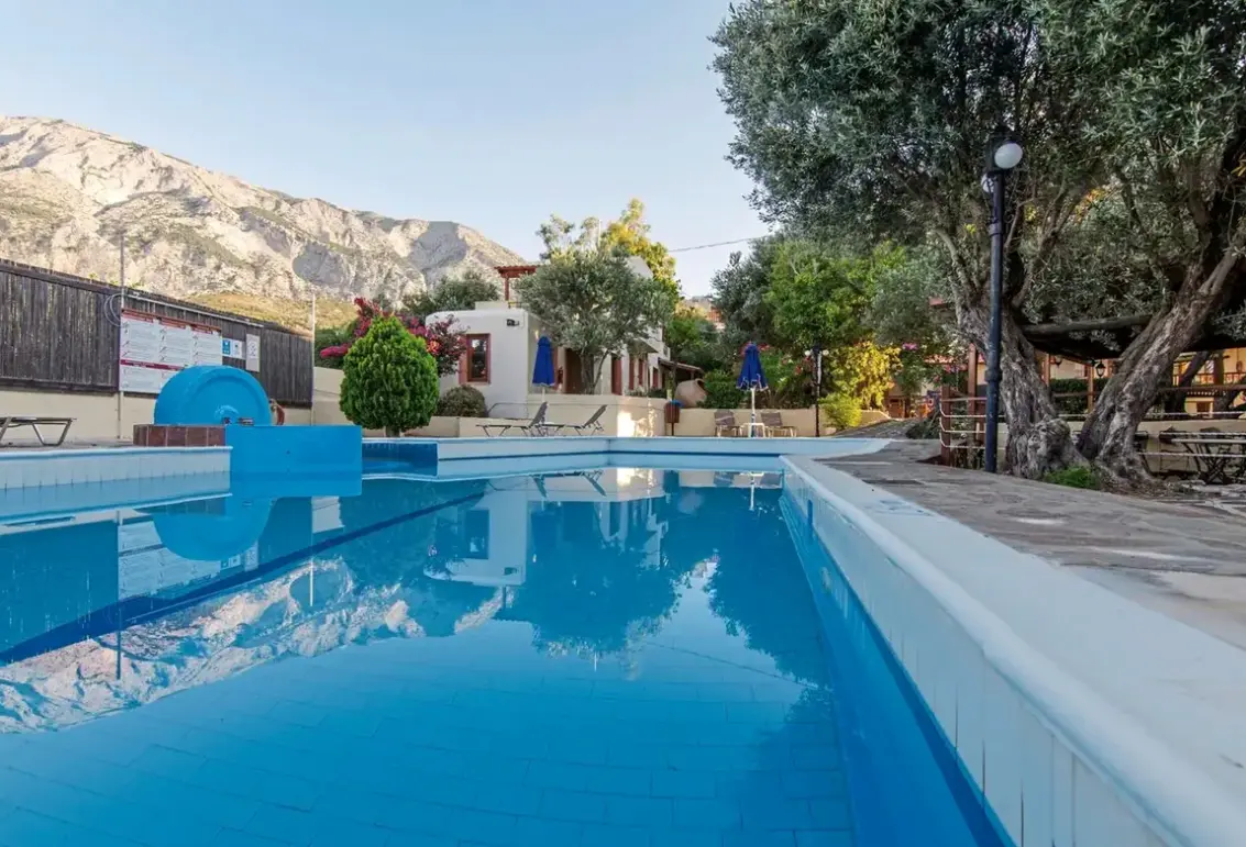 Basen w hotelu Kampos Village Resort