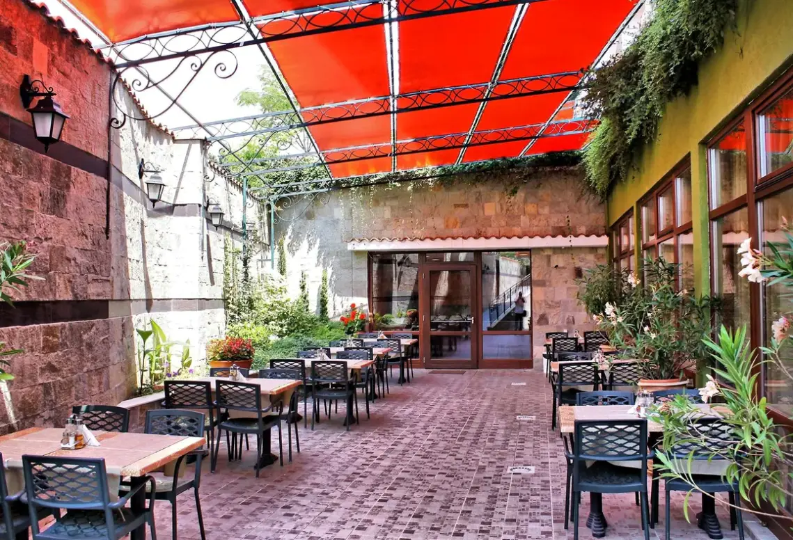 Restauracja i jedzenie w hotelu Kiparisite