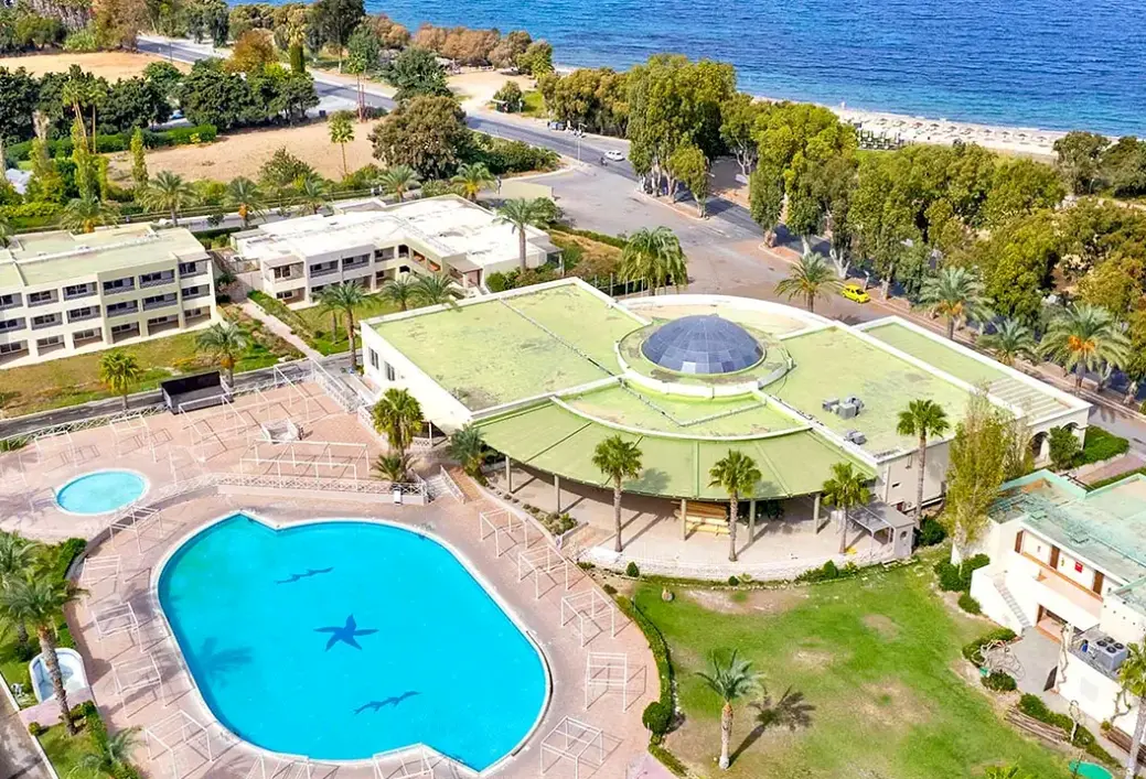 Basen w hotelu Kipriotis Maris Suites (ex Iberostar)