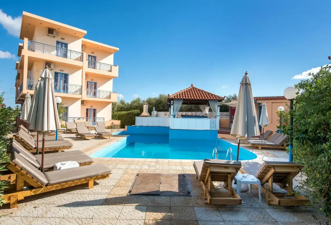 Basen w hotelu Kleanthi Apartments