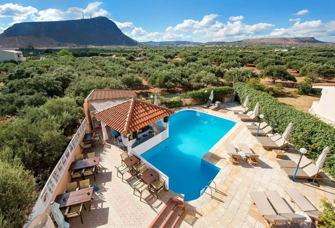 Basen w hotelu Kleanthi Apartments