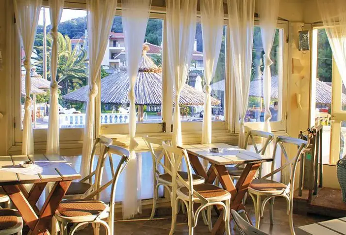 Restauracja i jedzenie w hotelu Kokkari Beach