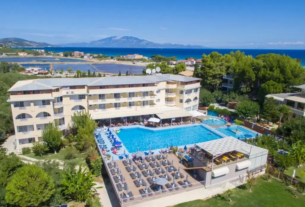 Basen w hotelu Koukounaria