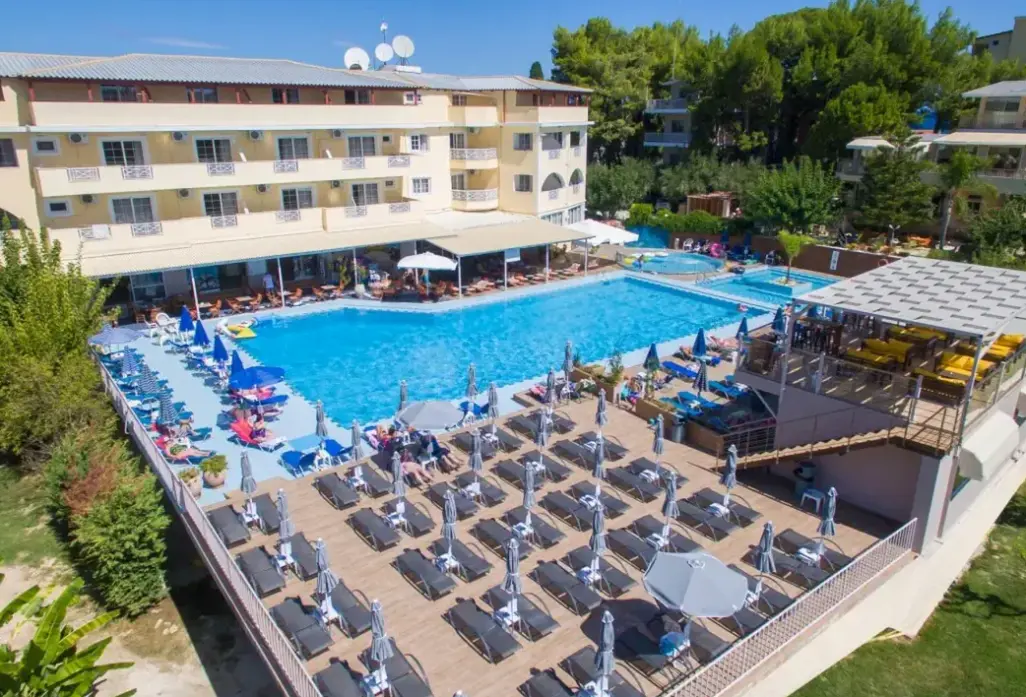 Basen w hotelu Koukounaria