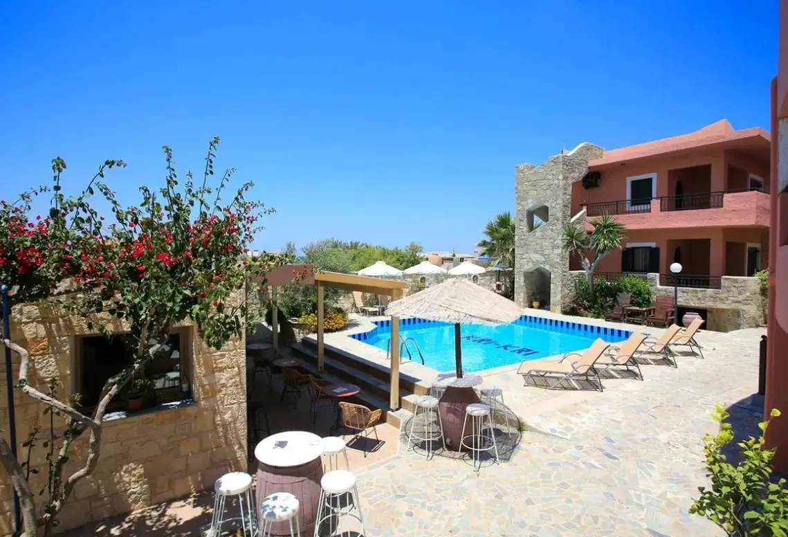 Basen w hotelu Kri Kri Village