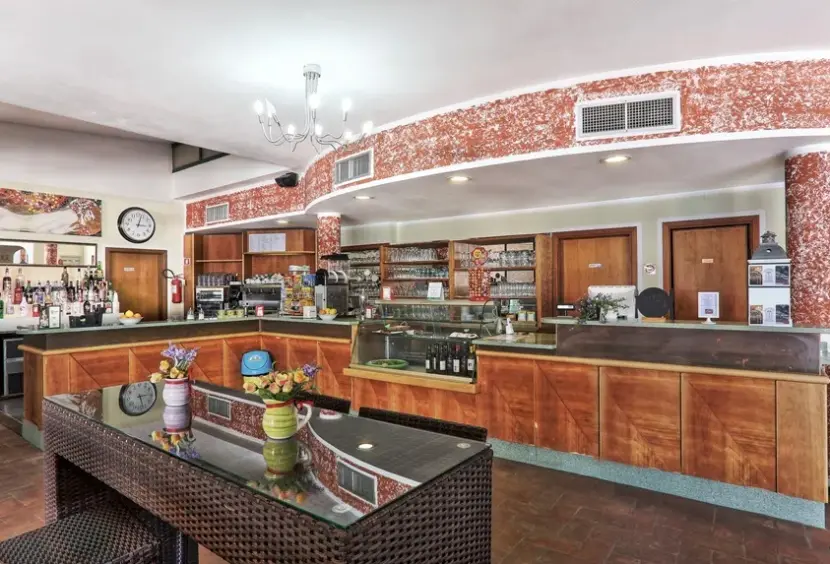 Restauracja i jedzenie w hotelu La Cecinella