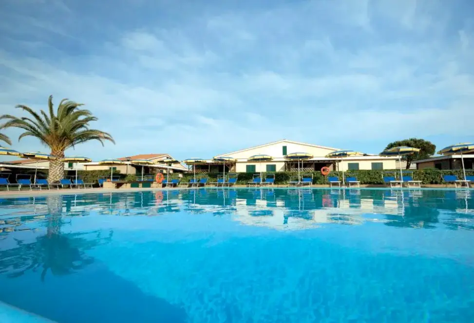 Basen w hotelu La Cecinella