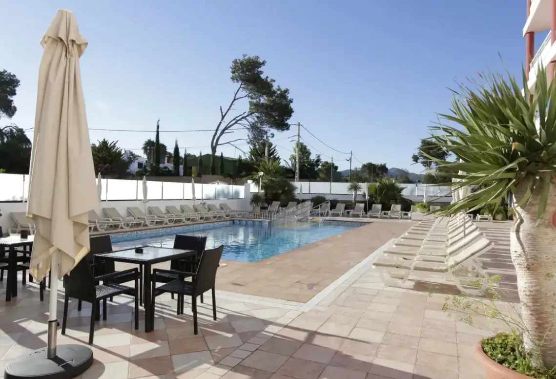 Basen w hotelu La Kiki Apartments