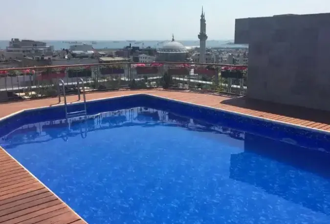 Basen w hotelu Laleli Gonen