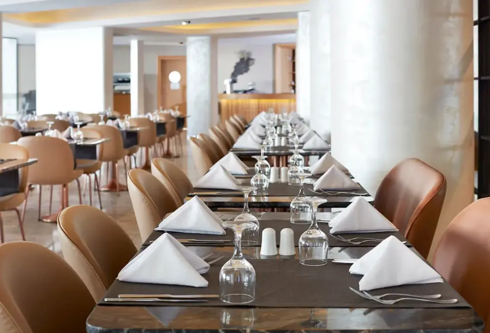 Restauracja i jedzenie w hotelu Lalila Blue Suites