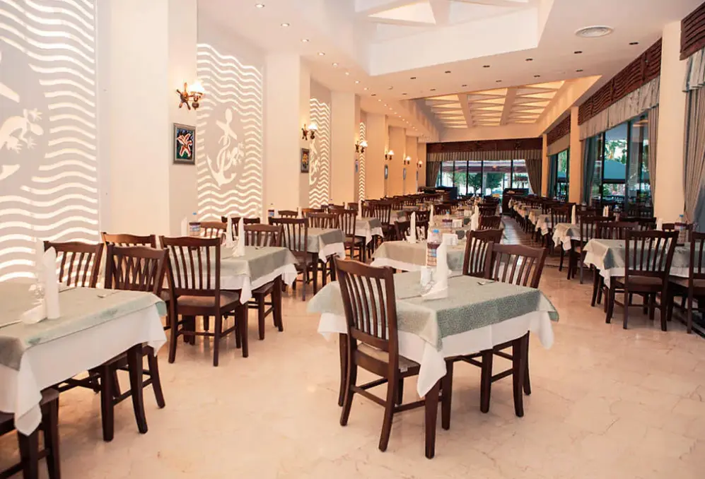 Restauracja i jedzenie w hotelu LAncora Beach