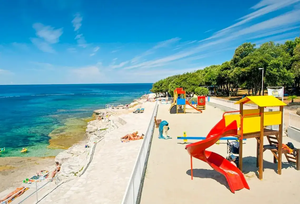 Plaża przy hotelu Lanterna Sunny Resort by Valamar (Istria)