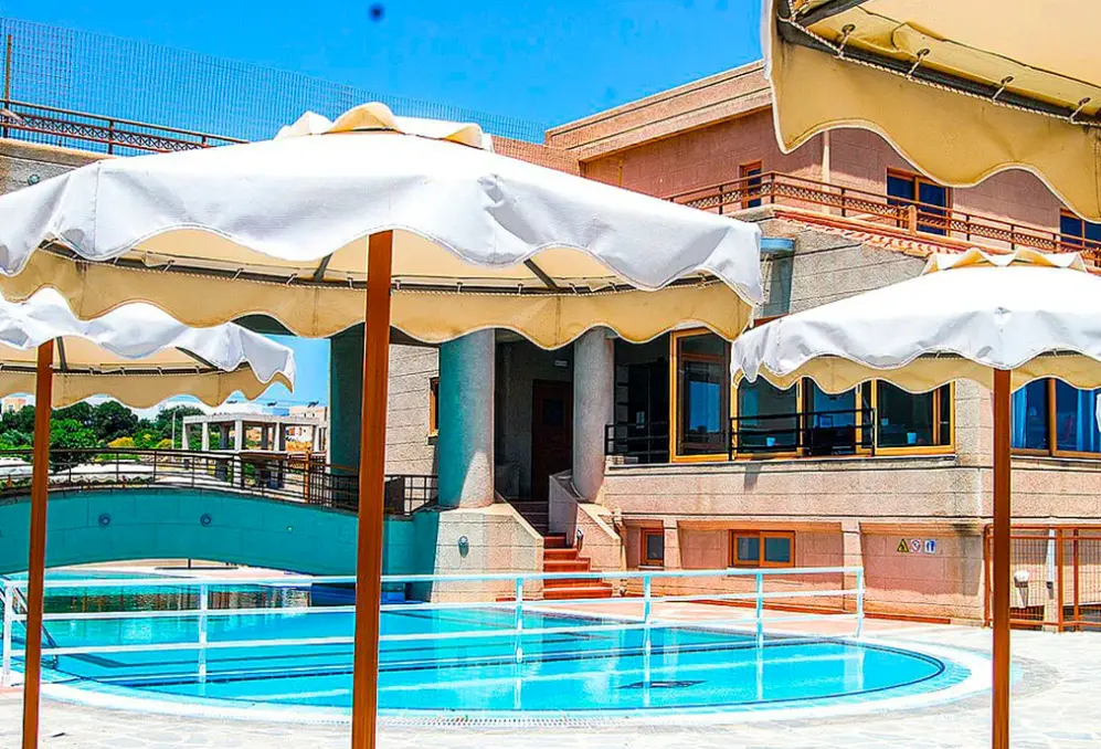 Basen w hotelu Ledras Beach