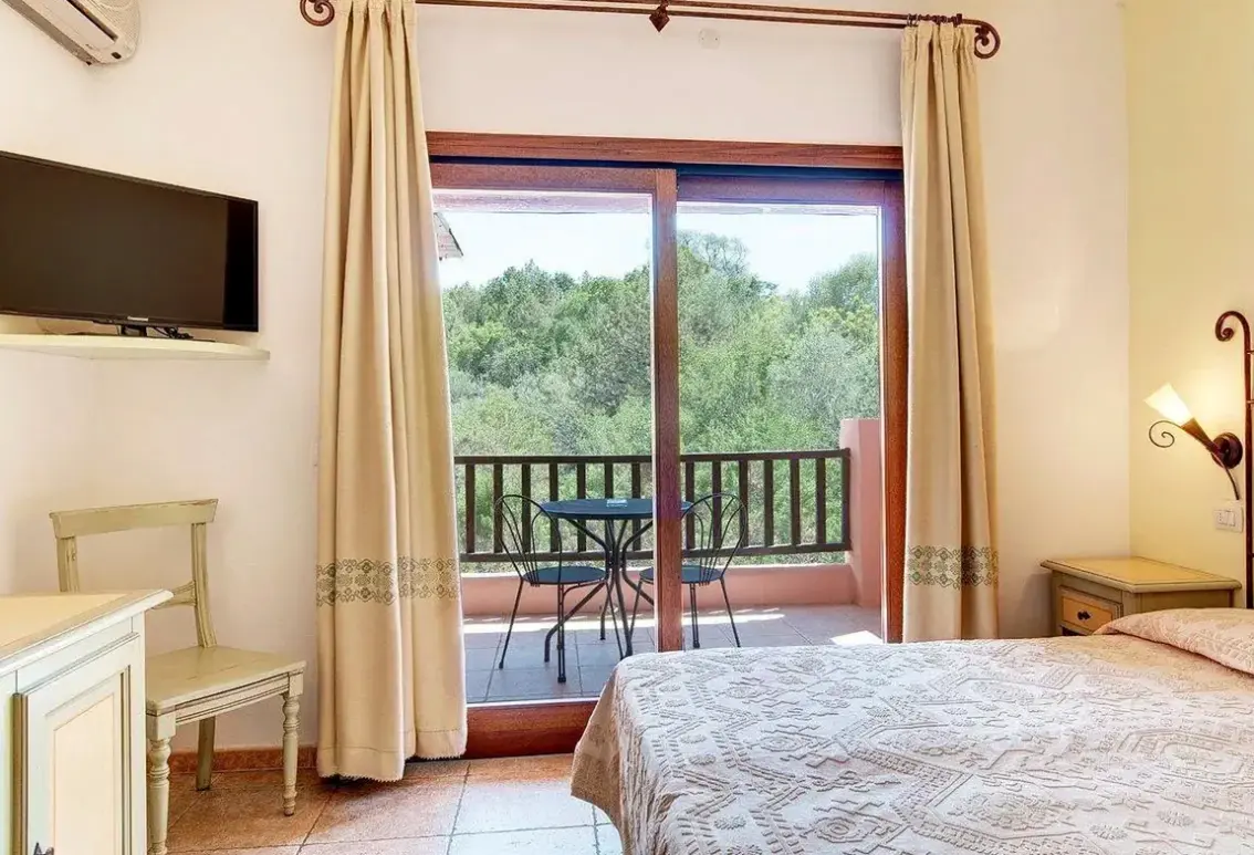 Pokój w hotelu Li Graniti