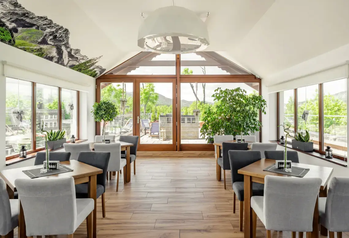 Restauracja i jedzenie w hotelu Logos (Zakopane)