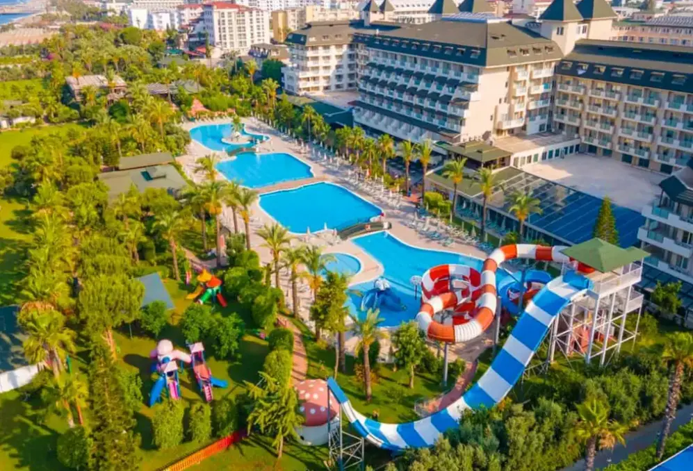 Basen w hotelu M. C. Arancia Resort