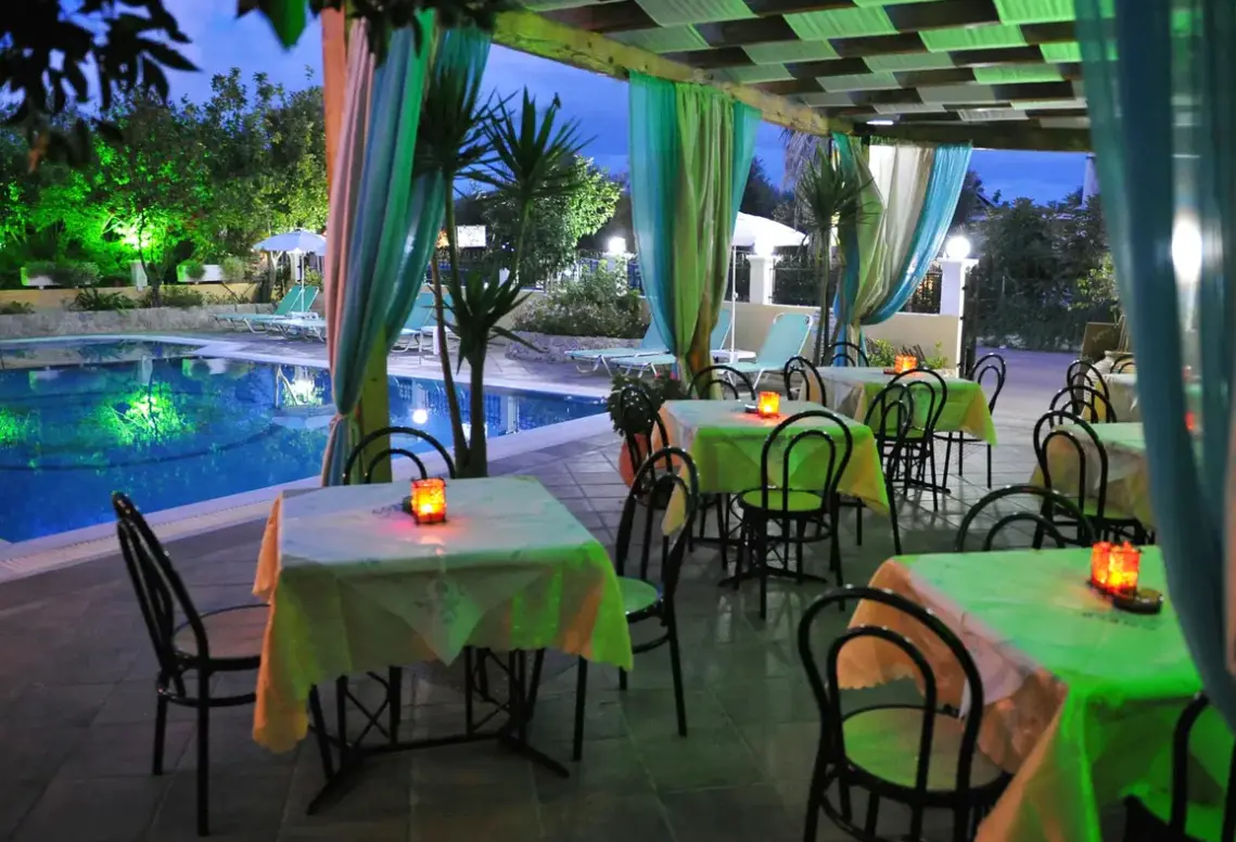 Basen w hotelu Makis Louvlis Apartments