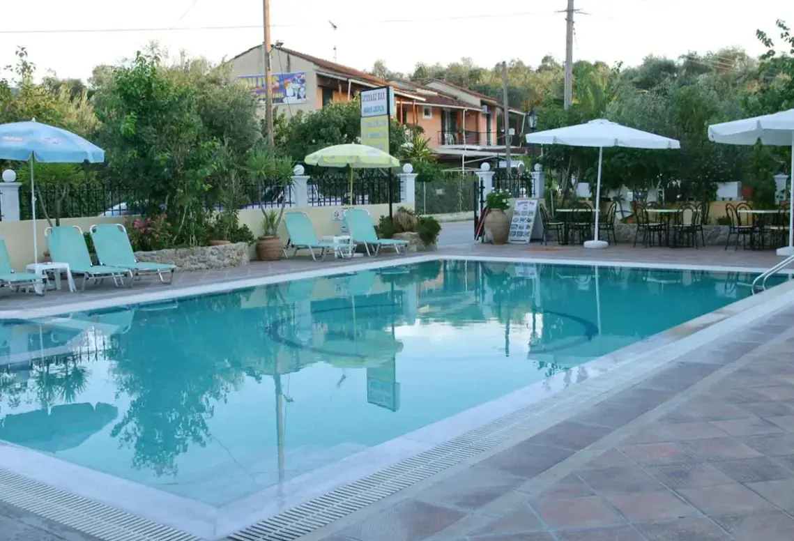 Basen w hotelu Makis Louvlis Apartments