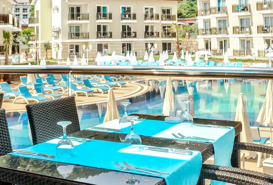 Basen w hotelu Marcan Resort