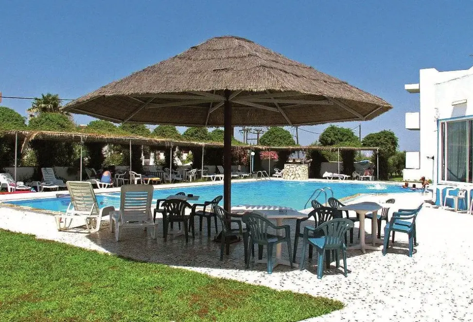 Basen w hotelu Marebello Beach Resort