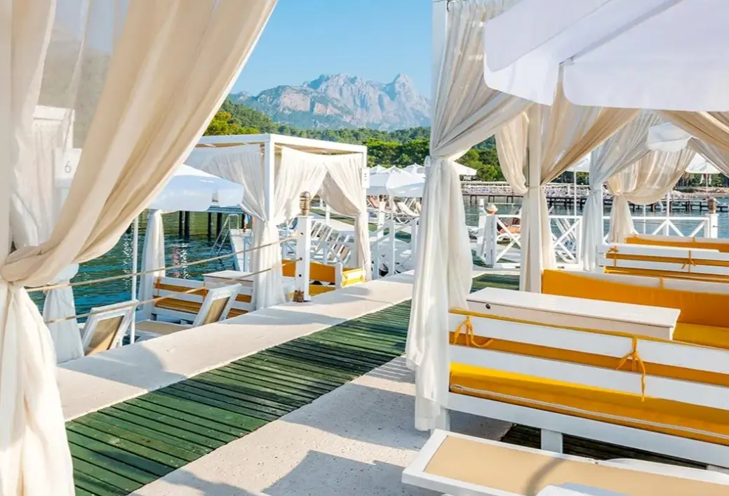 Basen w hotelu Miarosa Ghazal Resort