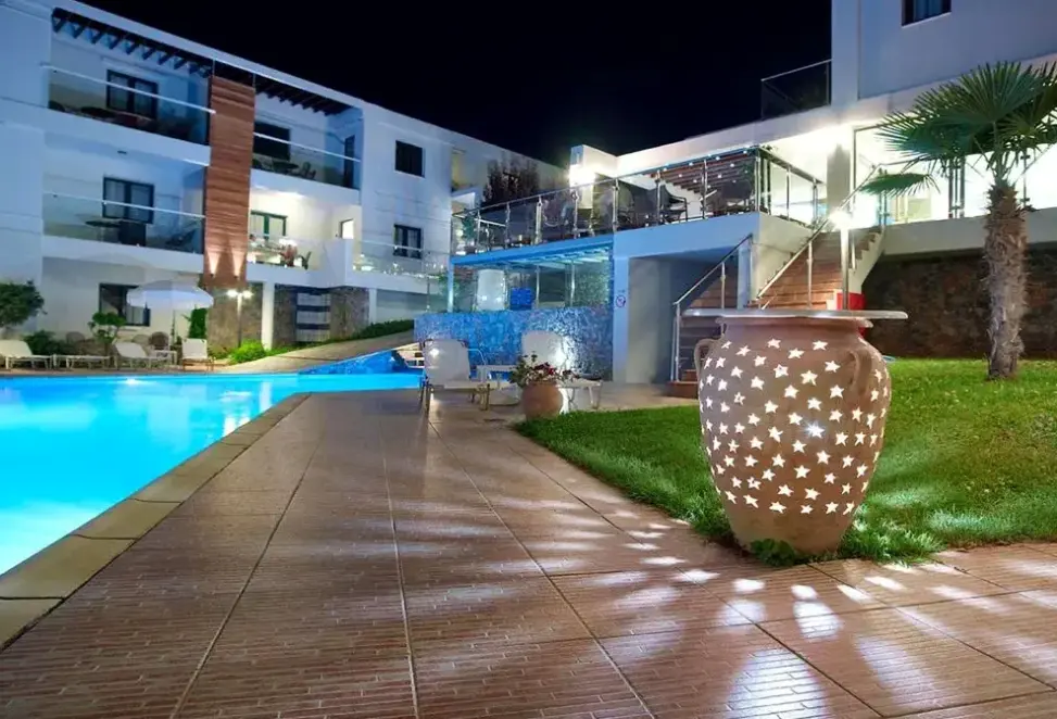 Basen w hotelu Minos Village (Agia Marina)