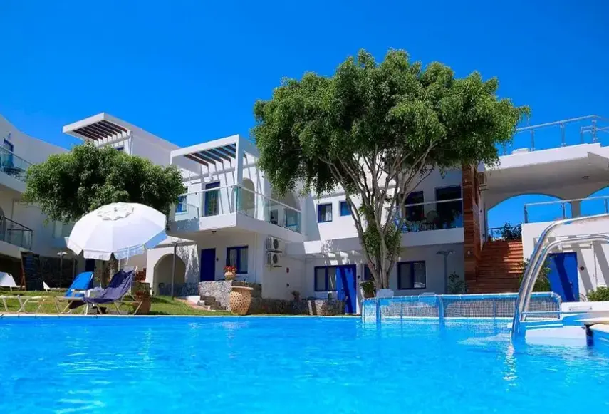 Basen w hotelu Minos Village (Agia Marina)